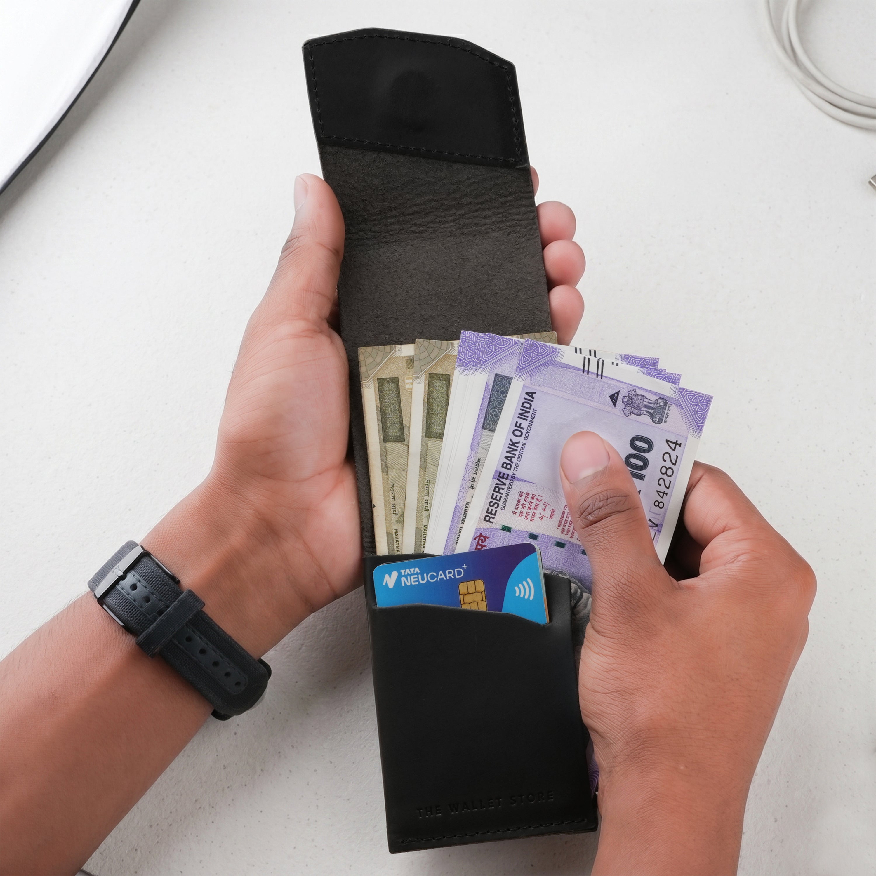 Flip Genuine Leather Wallet With Magnetic Closure - Black