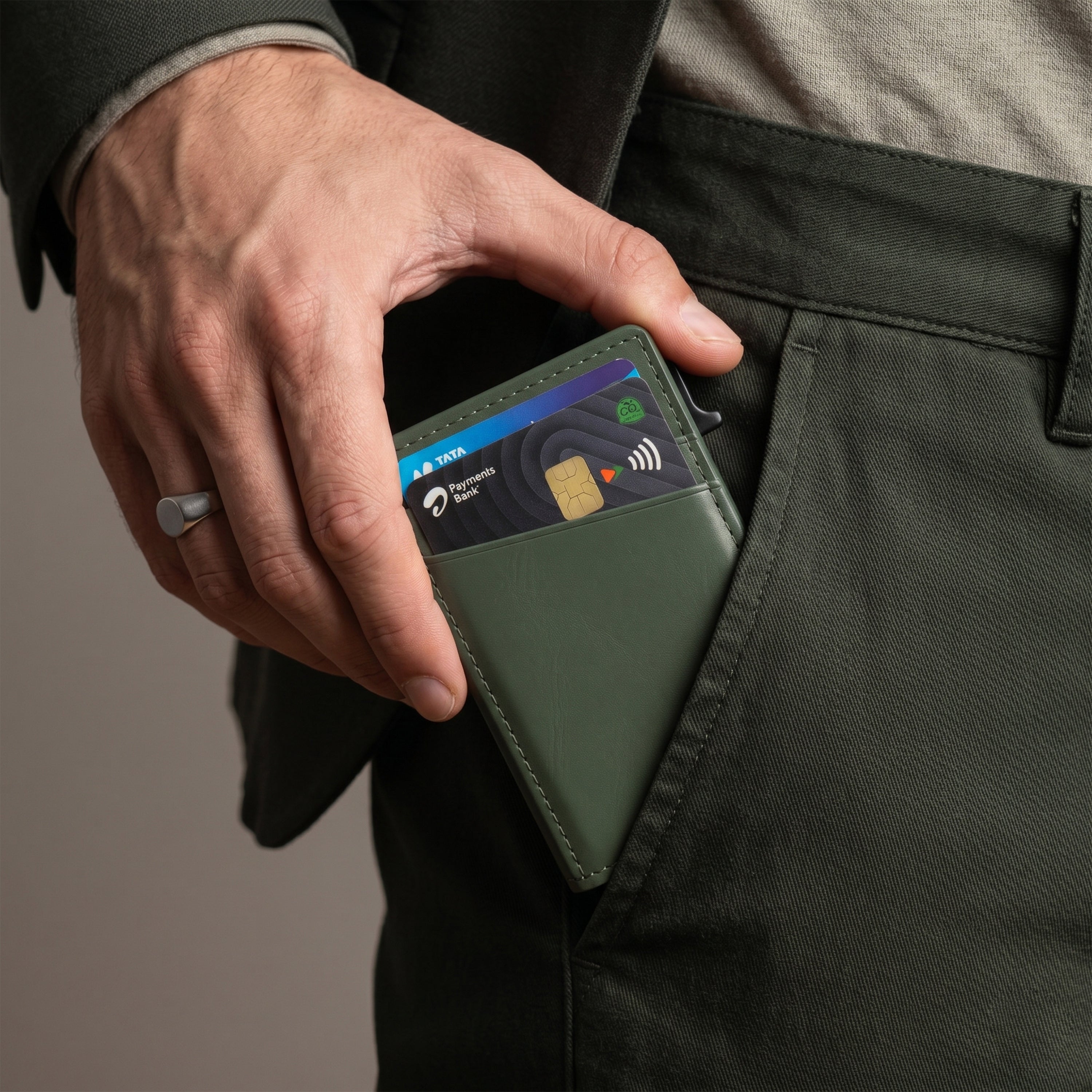 Aero Vault RFID Protected Pop-Up Cardholder - Green