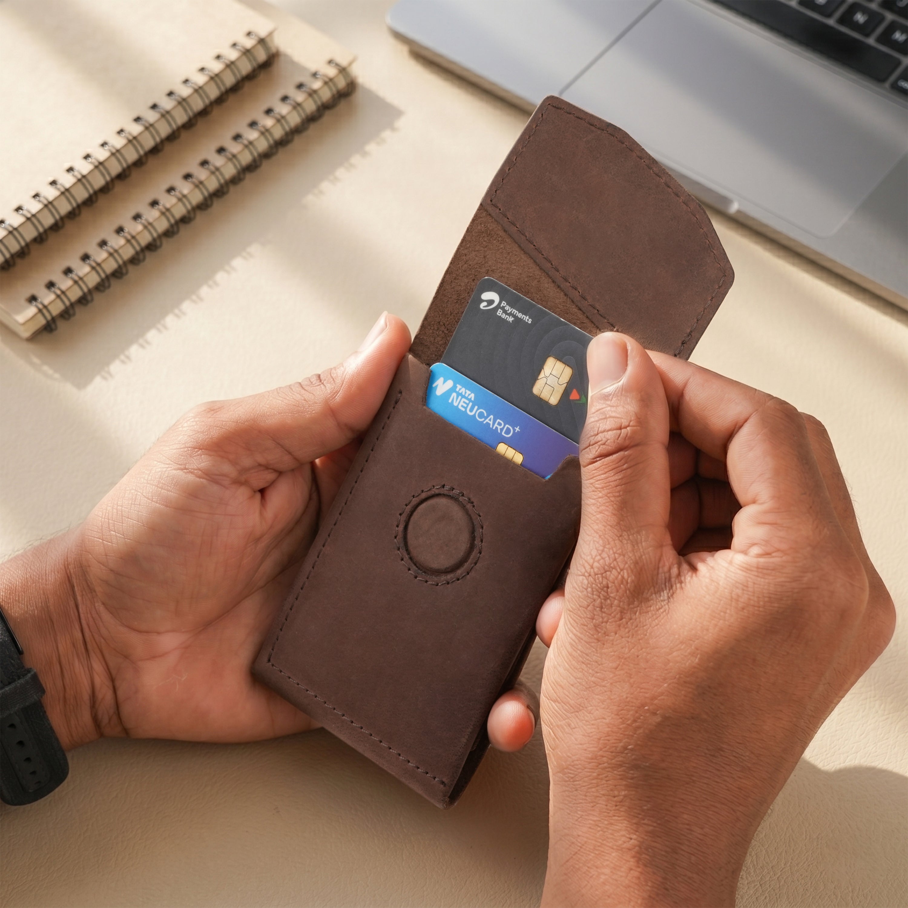 Flip Genuine Leather Wallet With Magnetic Closure - Brown