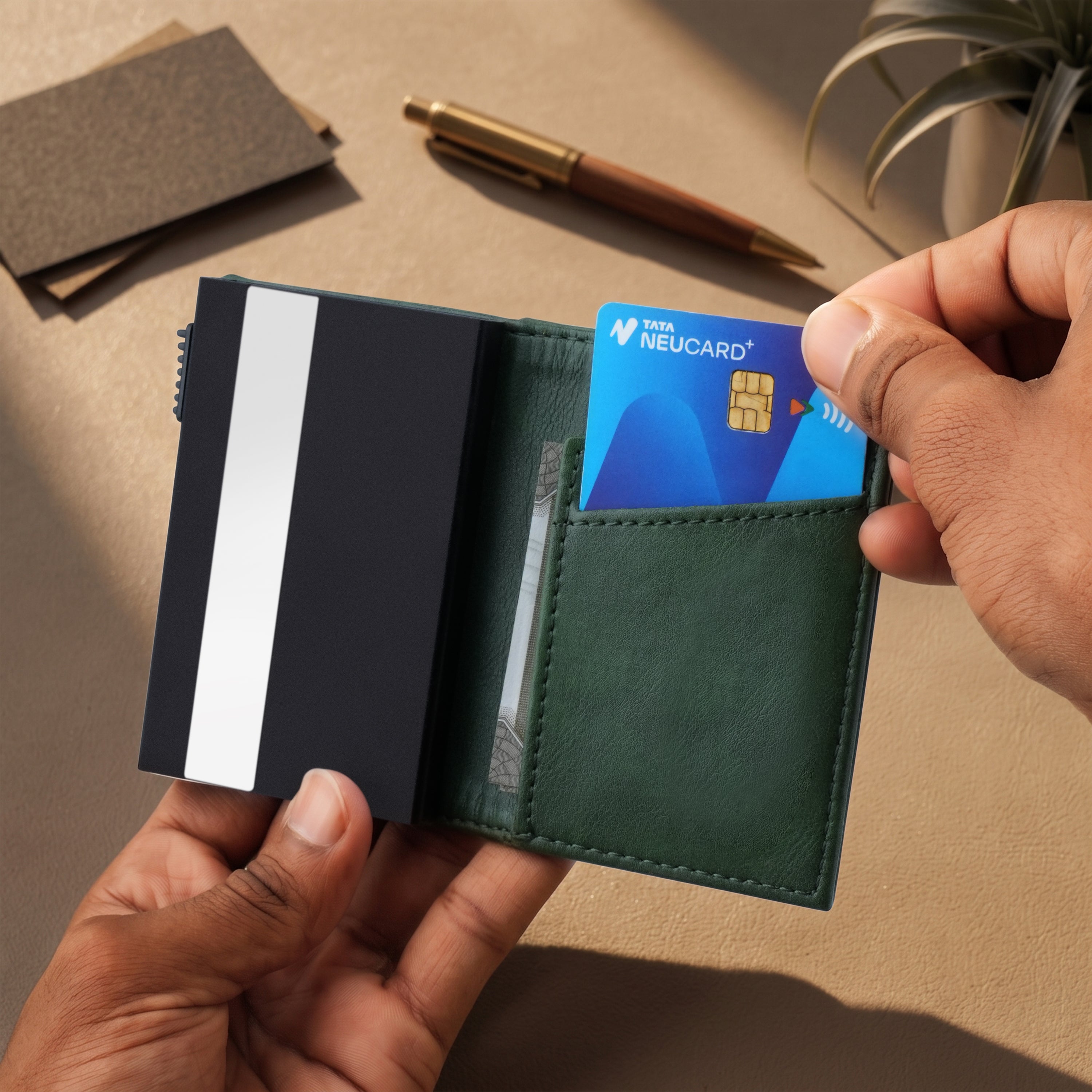 Aero Vault 2.0 RFID Protected Pop-Up Cardholder - Green