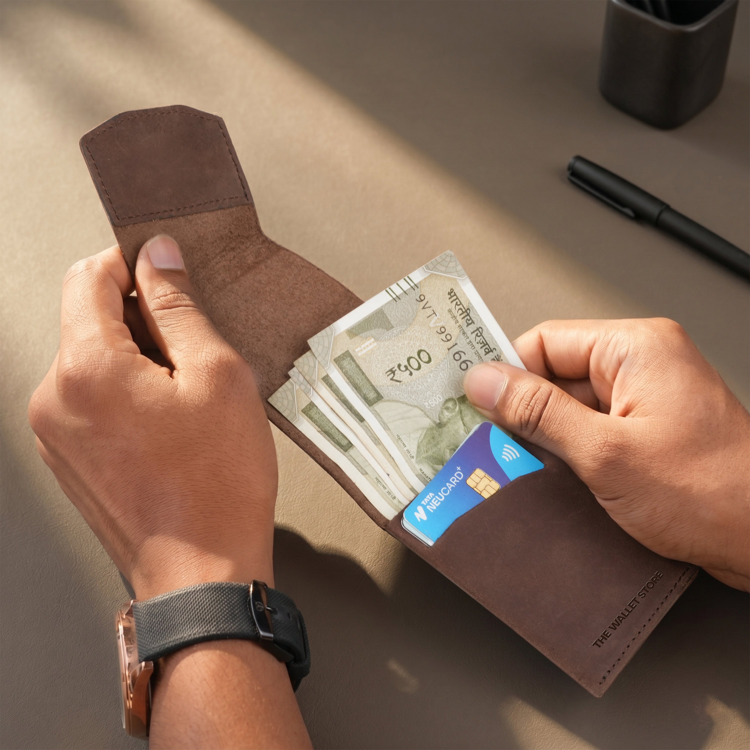 Flip Genuine Leather Wallet With Magnetic Closure - Brown
