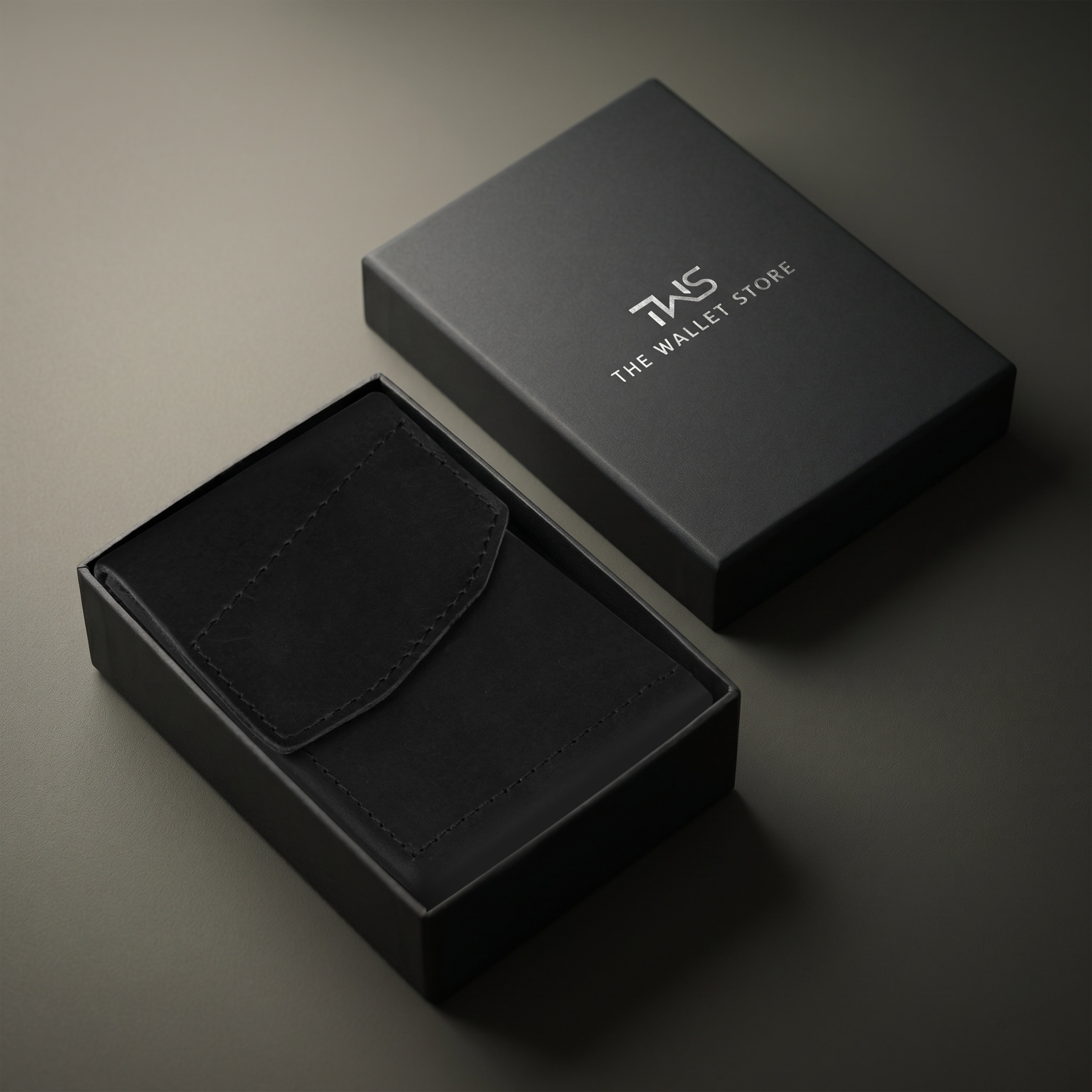 Flip Genuine Leather Wallet With Magnetic Closure - Black